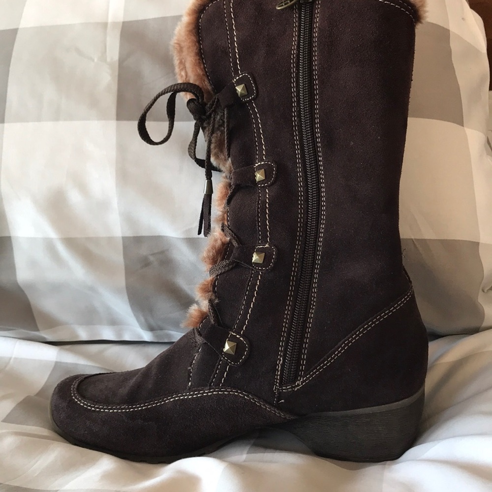 A pare of winter boots with a heel on them